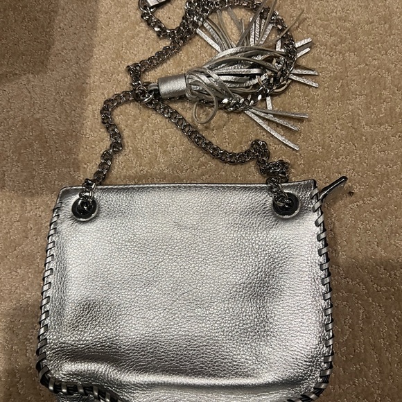 Michael Kors silver handbag with heavy chain strap - Picture 2 of 6